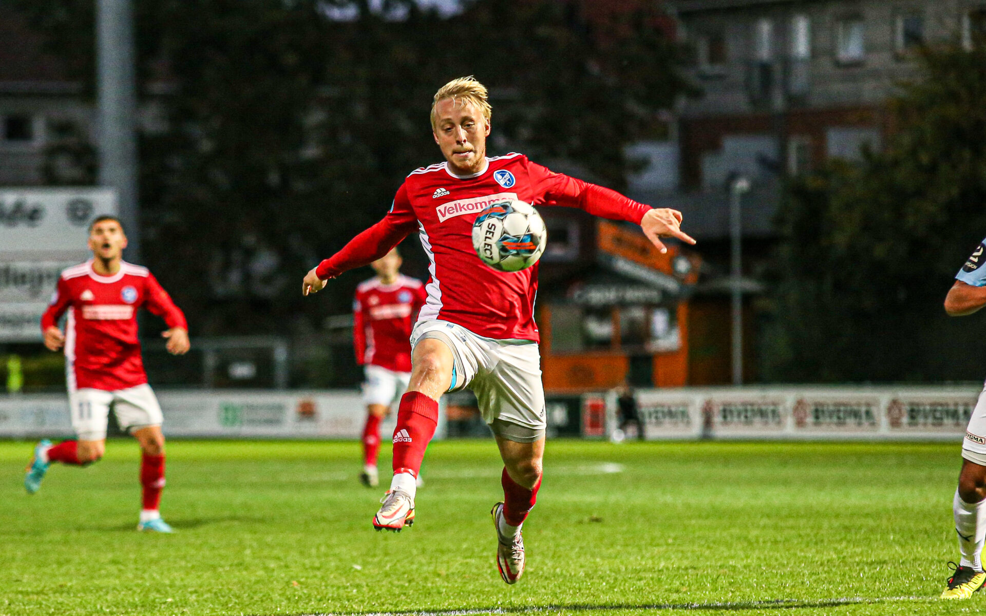 DE FØRSTE 200 BELØNNES MED EN SELECT-FODBOLD OG HIGHFIVE FRA FREMAD ...